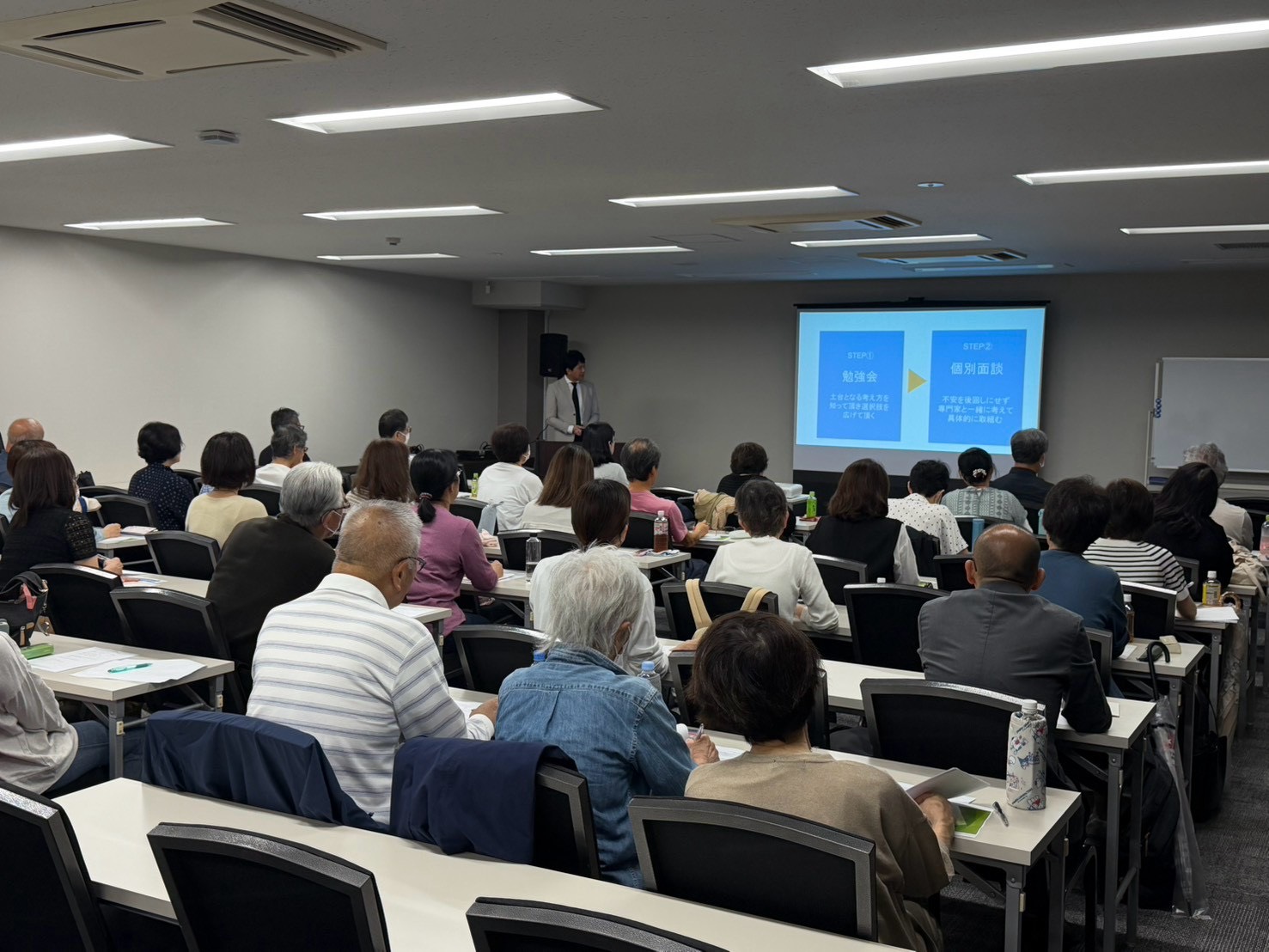 満席の会場を後方から見たセミナーの様子